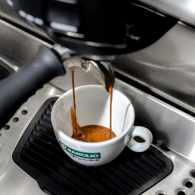 Wystarczy nacisnąć przycisk a ekspresy automatyczne robią kawę - Twój ulubiony napój z intuicyjną obsługą!