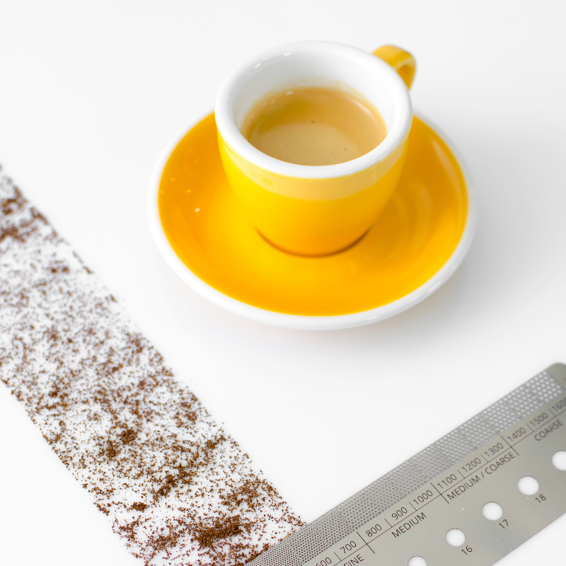 Automatyczny ekspres do kawy w Twoim domu, a z nim aromat kawy i wiele możliwości: od espresso doppio, latte macchiato po café au lait i café crema.