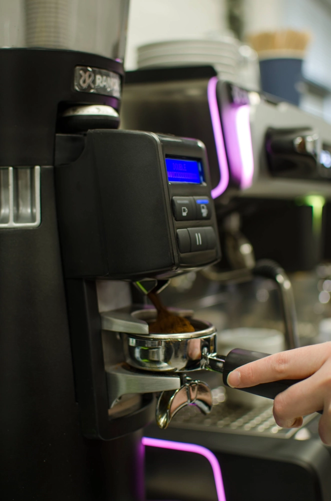 regulacja stopnia mielenia kaw jest kluczowa podczas produkcji młynków