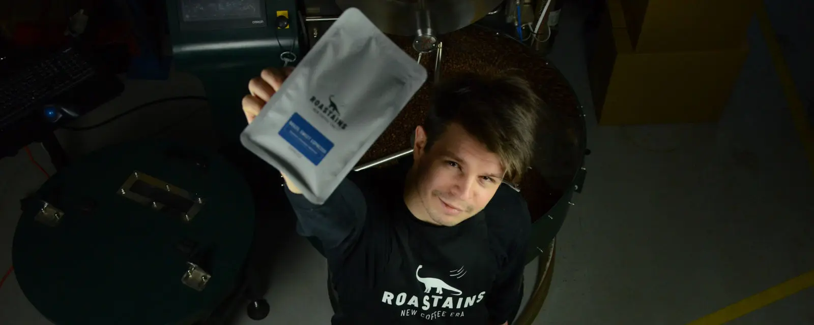 Roast master dumny ze swojego produktu prezentuje kawa specialty z palarnia kawy Kraków