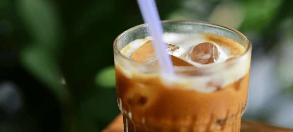 Gorący temat: kawa na zimno! Poznaj sprawdzone przepisy na letnie napoje